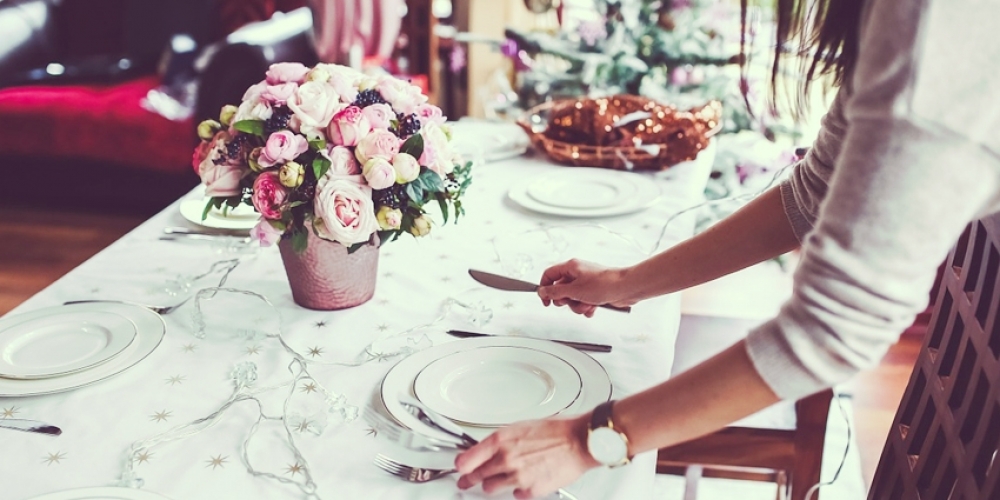 Des centres de table avec des fleurs